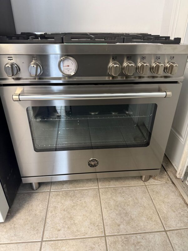 Bertazzoni 36” Dual Fuel Range, 5 Burners, True European Convection - MAST365DFMXE - Image 5