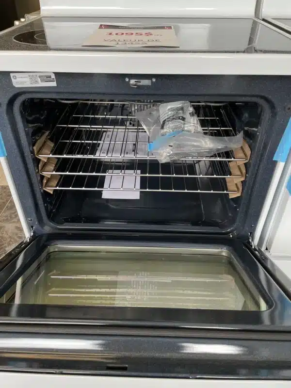 Cuisinière GE 30'', Électrique, Convection, Friture à air, Blanche - JCB840DVWW – Image 2