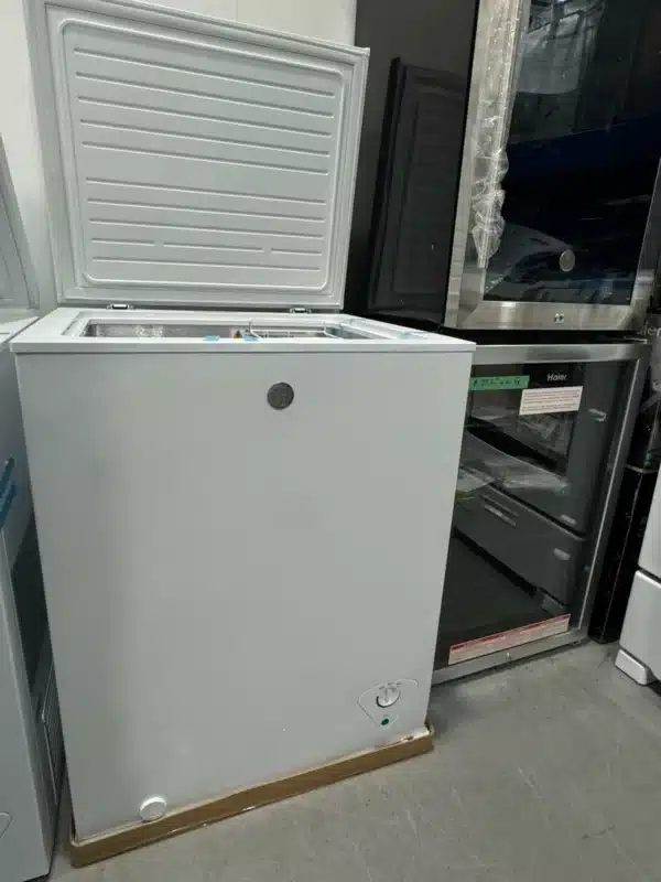Congélateur coffre GE 5,1 pi³ Blanc - FCM5STWW – Image 2